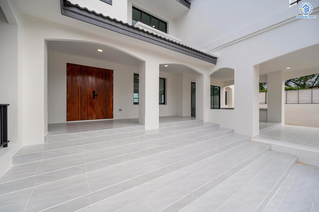 บ้านเดี่ยวฟิลคฤหาสน์มือสองตกแต่งใหม่ แบรนด์ LH ดีไซน์สุดหรูหรา โครงการ ลดาวัลย์ ปิ่นเกล้า เนื้อที่ 178.6 ตร.ว. บนพื้นที่ใช้สอยถึง 651.84 ตร.ม. ฟังก์ชันจัดเต็ม 5 ห้องนอน 7 ห้องน้ำ  1 ห้องแม่บ้าน จอดรถได้ถึง 3 คัน ทำเลศักยภาพติดถนนบรมราชชนนี เชื่อมต่อหลายเส้นทาง ใกล้มหาวิทยาลัยมหิดล และเซ็นทรัลศาลายา